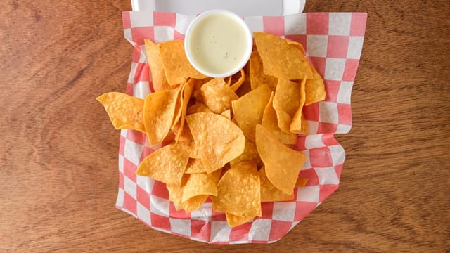 Chips & Queso Dip (8oz).
